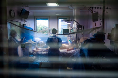 Κορονοϊός: Γιατροί απ’ όλη την Ελλάδα ζητούν τη στήριξη του ΕΣΥ