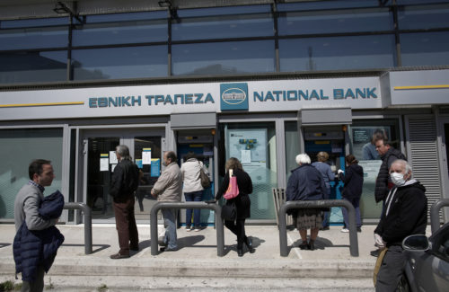 Ελλάδα-Κορονοϊός: Ούρες σχηματίζονται από το πρωί έξω από τις τράπεζες