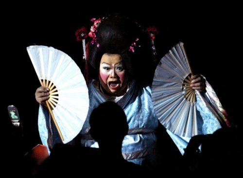 Η πανδημία οδηγεί στο διαδίκτυο τα drag shows