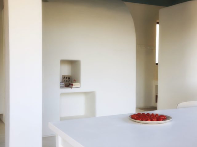 Δύο αρχιτεκτονικά γραφεία έφεραν τις καμπύλες της Ανάφης σ’ ένα διαμέρισμα του Θησείου