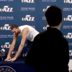 Κορονοϊός-ΝΒΑ: Ο Γκομπέρ ακούμπησε «για πλάκα» τα μικρόφωνα όλων των δημοσιογράφων πριν βρεθεί θετικός σε έλεγχο [ΒΙΝΤΕΟ]