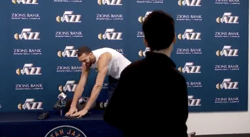 Κορονοϊός-ΝΒΑ: Ο Γκομπέρ ακούμπησε «για πλάκα» τα μικρόφωνα όλων των δημοσιογράφων πριν βρεθεί θετικός σε έλεγχο [ΒΙΝΤΕΟ]