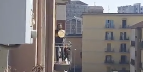 Κορονοϊός: Στα μπαλκόνια της Ιταλίας τραγουδούν ακόμα [ΒΙΝΤΕΟ]