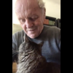 Κορονοϊός: Ο Άντονι Χόπκινς παίζει μουσική στη γάτα, που απαιτεί να την ψυχαγωγεί [ΒΙΝΤΕΟ]