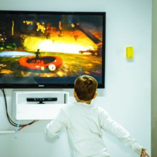 Καραντίνα: Κάνει να στέκονται τα παιδιά περισσότερο μπροστά από τις οθόνες;