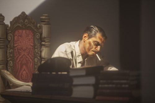 Δείτε δωρεάν την παράσταση «Το Ευχαριστημένο» που μας μεταφέρει στο σπίτι της οικογένειας Καραγάτση