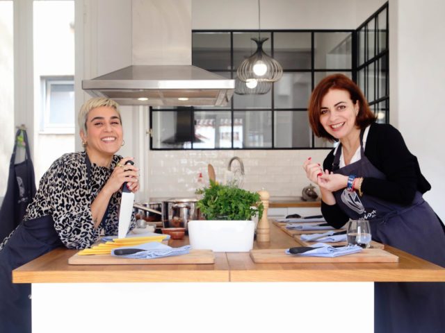 Στα τραπέζια του Onion Athens, όσοι έρχονται πρώτη φορά στην Αθήνα παίρνουν κυριολεκτικά μια πρώτη γεύση της