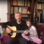 Ο Αλκίνοος Ιωαννίδης τραγουδάει μαζί με τις κόρες του για την ελπίδα τις ημέρες του κορονοϊού (βίντεο)