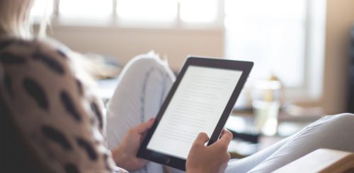 4 ελληνικοί εκδοτικοί οίκοι προσφέρουν ελεύθερα e-books και audio-books