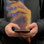 Χέρια γεμάτα ένταση στο μετρό της Νέας Υόρκης