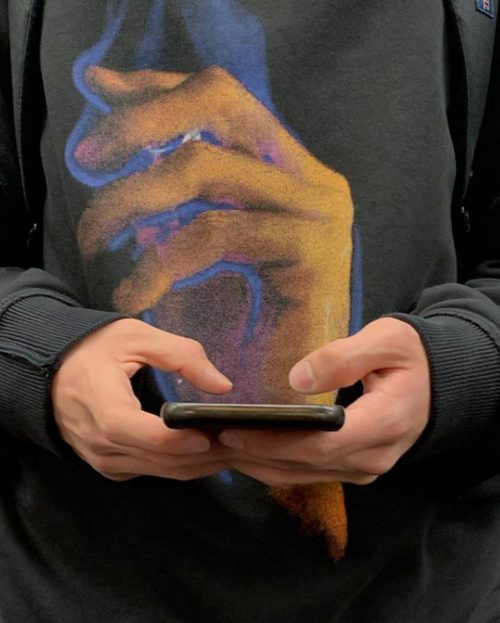 Χέρια γεμάτα ένταση στο μετρό της Νέας Υόρκης