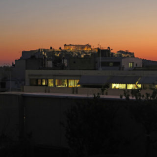 Τα «Παράθυρα τη Νύχτα» δείχνουν πόσο ζωντανή παραμένει η Αθήνα και μας φέρνουν πιο κοντά