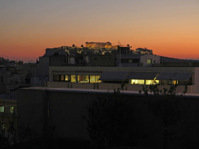 Τα «Παράθυρα τη Νύχτα» δείχνουν πόσο ζωντανή παραμένει η Αθήνα και μας φέρνουν πιο κοντά