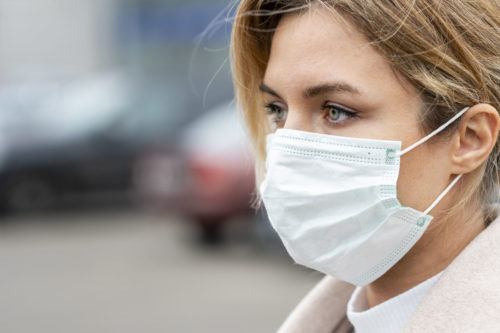 Βρετανία: Μητέρα από τη Βόρεια Ιρλανδία προσφεύγει δικαστικά κατά της απόφασης των αρχών να διατηρήσουν ανοικτά τα σχολεία