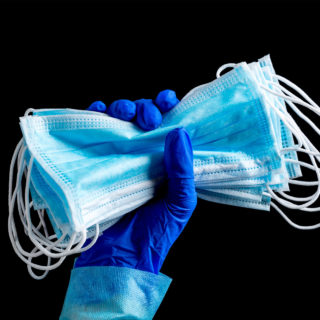 Γιατρός στις ΗΠΑ: «Κάνω αυτό που πρέπει να κάνω και φεύγω. Δεν καθησυχάζω, δεν εξηγώ και δεν τους κρατάω πια το χέρι»