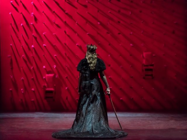 Μακμπέθ  σε βαθύ κόκκινο από το Δημήτρη Λιγνάδη