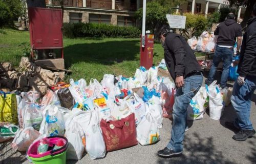 Ο Ρουβίκωνας παρέδωσε είδη πρώτης ανάγκης στο Γηροκομείο Αθηνών