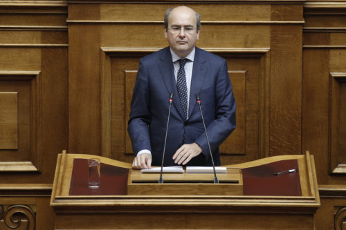 Χατζηδάκης: Eπ’ αόριστον αναστολή σε ανεμβολίαστους υγειονομικούς σε νοσοκομεία – μονάδες φροντίδας