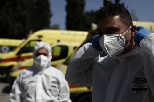 Guardian: Πώς η Ελλάδα κερδίζει τη μάχη του κορoνοϊού