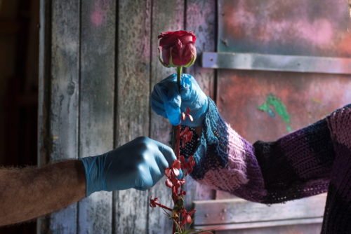 Καταλονία: Με λουλούδια, βιβλία και στολισμένα μπαλκόνια τίμησαν τον Σαντ Τζόρντι