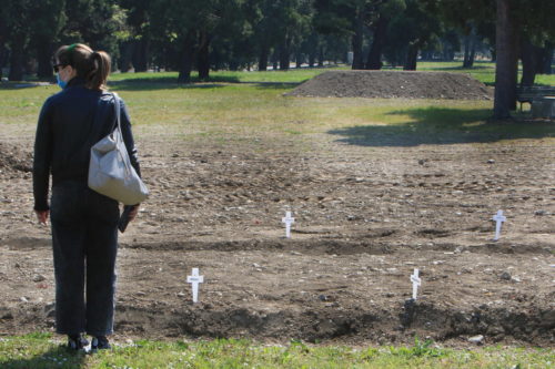 Κορονοϊός: Άρχισε στο Μιλάνο η ταφή των θυμάτων που δεν αναζητήθηκαν από τους οικείους τους