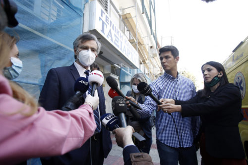 Τσιόδρας: «Από τους 226 ασθενείς και εργαζόμενους στην ιδιωτική κλινική στο Περιστέρι οι 37 βρέθηκαν θετικοί στον κορωνοϊό»