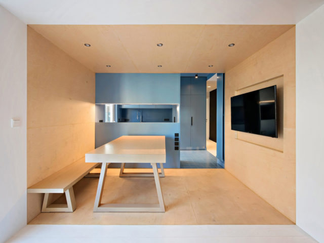 Αυτή η τραπεζαρία είναι η καρδιά ενός πολυβραβευμένου διαμερίσματος στη γειτονιά του Κορυδαλλού