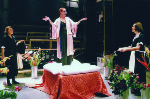 Δείτε τις αριστουργηματικές «Δούλες» του Ζαν Ζενέ σε σκηνοθεσία του αξεπέραστου Λευτέρη Βογιατζή