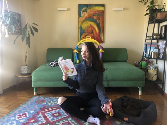 Το 24ωρο μιας νέας μητέρας στην Αθήνα εν μέσω πανδημίας