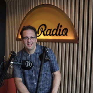 Ο μικρός Παναγιωτάκης που κάποτε έγινε Πητ και σήμερα είναι ένας από τους πιο γνωστούς δημοσιογράφους της Αγγλίας