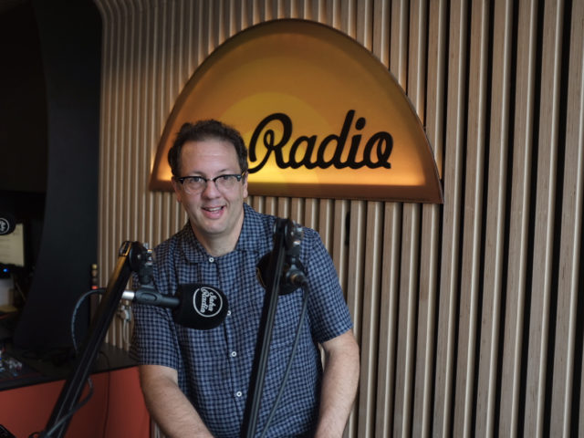 Ο μικρός Παναγιωτάκης που κάποτε έγινε Πητ και σήμερα είναι ένας από τους πιο γνωστούς δημοσιογράφους της Αγγλίας