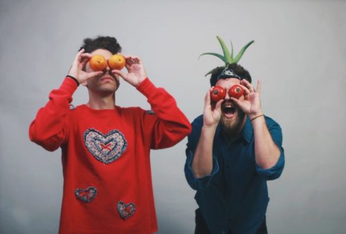 Στο καινούριο τους βίντεο κλιπ οι Red Axes χρησιμοποιούν home videos ανθρώπων σε καραντίνα απ’ όλον τον κόσμο