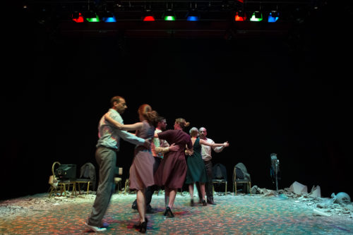 Δείτε την παράσταση “Late night” των blitz, μιας από τις σπουδαιότερες ελληνικές θεατρικές ομάδες