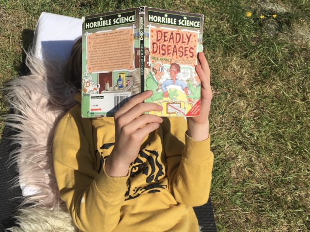 «Πριν από δύο εβδομάδες, διανύοντας την όγδοη ημέρα εκούσιας καραντίνας, ξύπνησα με μια περίεργη αίσθηση στο στήθος…»