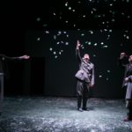 Δείτε την παράσταση «Himmelweg (Ο δρόμος για τον ουρανό)», όπως ανέβηκε στο Φεστιβάλ Αθηνών το περασμένο καλοκαίρι