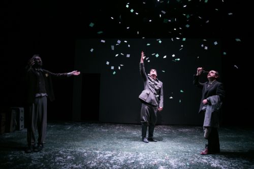 Δείτε την παράσταση «Himmelweg (Ο δρόμος για τον ουρανό)», όπως ανέβηκε στο Φεστιβάλ Αθηνών το περασμένο καλοκαίρι