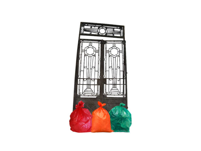 Σαν Χριστός που λέει ανέκδοτα πάνω στον σταυρό