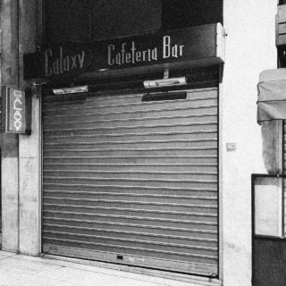 «Μες στα μπαρ που τριγυρνάς, δε μιλάς, πίνεις, κοιτάς...»