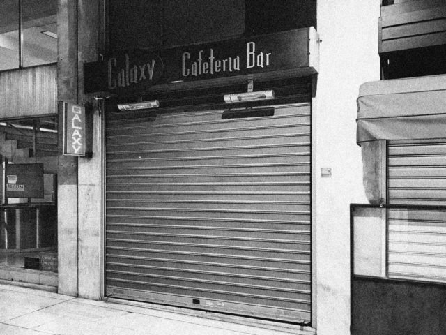 «Μες στα μπαρ που τριγυρνάς, δε μιλάς, πίνεις, κοιτάς…»