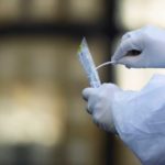 Κορονοϊός: Πόσα σωματίδια χρειάζονται για να αρρωστήσει κανείς και μάλιστα σοβαρά;