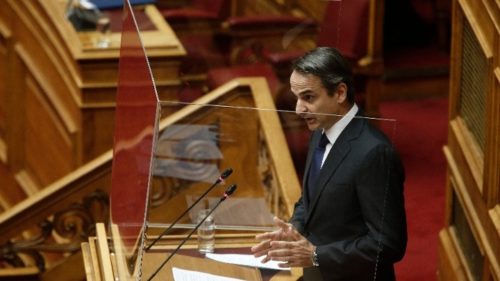 Ο Κυριάκος Μητσοτάκης έβγαλε λόγο στη Βουλή μέσα από ένα πλεξιγκλάς