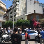 Ρώτησε τους  αστυνομικούς γιατί τον κοιτάνε κι εκείνοι τον έστειλαν μαζί με τον φίλο του στο νοσοκομείο (ΒΙΝΤΕΟ + ΕΙΚΟΝΕΣ)