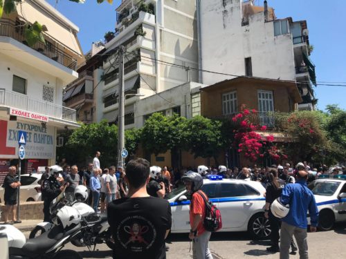 Ρώτησε τους  αστυνομικούς γιατί τον κοιτάνε κι εκείνοι τον έστειλαν μαζί με τον φίλο του στο νοσοκομείο (ΒΙΝΤΕΟ + ΕΙΚΟΝΕΣ)