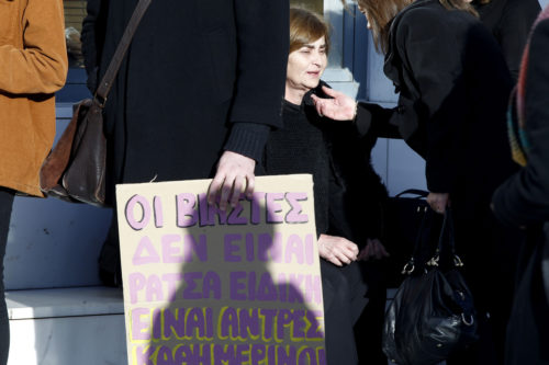 Αδιαθεσία αισθάνθηκε η μητέρα της Ελένης Τοπαλούδη που μεταφέρθηκε στο ιατρείο του Εφετείου