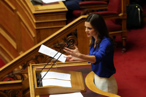 Έφη Αχτσιόγλου: «Αναγκαία η ριζική αναδιάρθρωση χρεών με “κούρεμα”»