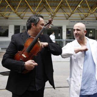 Φιλιά, χειραψίες κι αγκαλιές, τέλος. Και πώς θα χαιρετιόμαστε από εδώ και πέρα;