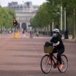 Γαλλία και Βρετανία παροτρύνουν τους πολίτες να μετακινούνται με ποδηλάτα
