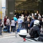 Ουρές εκατοντάδων στον κατάστημα της ΔΕΗ της οδού Αριστείδου