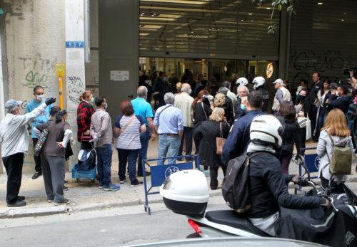 Ουρές εκατοντάδων στον κατάστημα της ΔΕΗ της οδού Αριστείδου