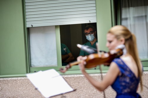 Μελέτη με τη συμμετοχή επιστημόνων του ΕΚΠΑ σχετικά με τα πραγματικά κρούσματα COVID-19